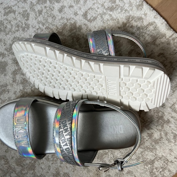 DKNY girls sandals NWOT - Picture 3 of 4